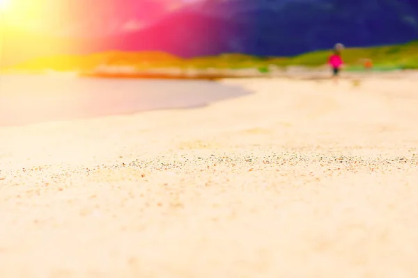 Розмита Людина Піщаному Пляжі Світловим Витоком Боке Фон — стокове фото