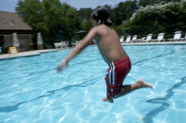 Niño Saltando Piscina — Foto de Stock