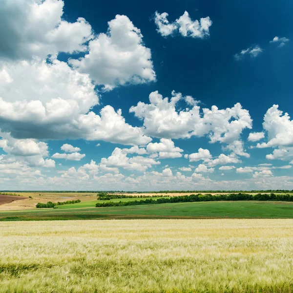 Djupblå Himmel Med Moln Och Gröna Landskap — Stockfoto