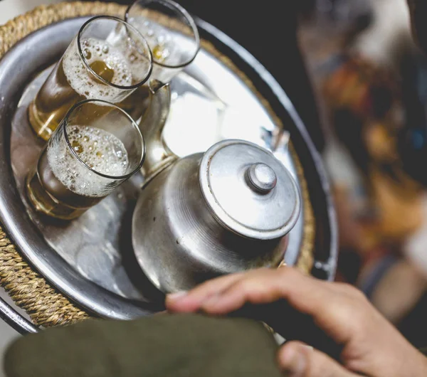 Hombre Bereber Ofrece Menta Tradicional Los Huéspedes Marrakech Morroco — Foto de Stock