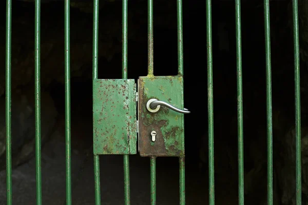 Poignée Porte Cage Protégeant Une Entrée Une Grotte — Photo