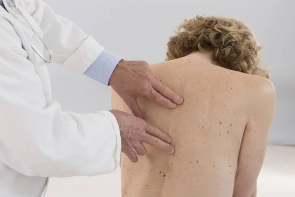 Quiroprático Massagear Coluna Paciente Feminino Costas — Fotografia de Stock