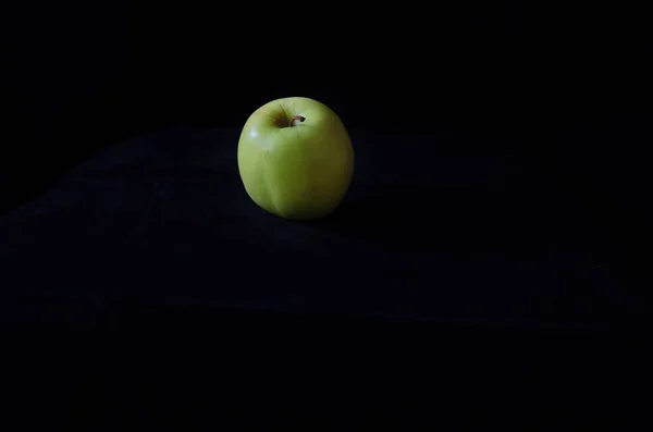 Une Pomme Verte Sur Fond Noir Fraiche Et Saine Agriculture Ete Stock Photo