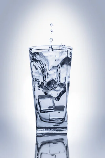 Verre D Eau Avec Glacons Et Eclaboussures Vague Froid Stock Photo