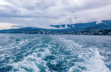 Kırım'da Karadeniz kıyısı, deniz kıyısı tatil beldesi 