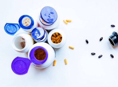Beyaz arka planda vitamin şişeleri