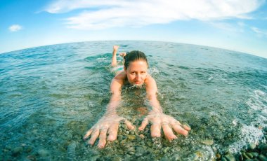 Sahildeki kız. Yalta, Kırım rıhtımında.