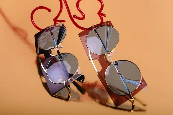 Glazen Elite Zonnebril Een Moderne Trendy Frame Een Gouden Achtergrond — Stockfoto