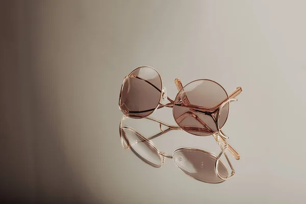 Brille Elite Sonnenbrille Modernem Goldenem Metallrahmen Auf Silbernem Hintergrund — Stockfoto
