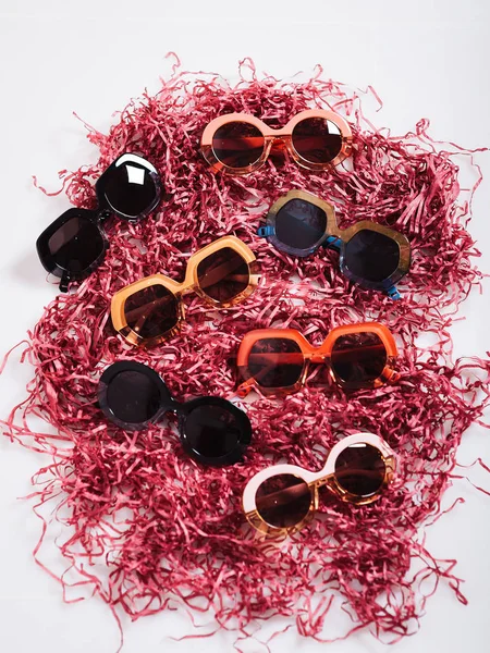 Bunte Sonnenbrille Auf Rosa Papierschnipseln — Stockfoto