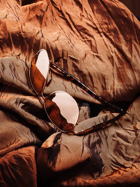 Gafas Sol Tela Brillante Marrón —  Fotos de Stock