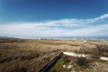 Yıkık bina denize yakın