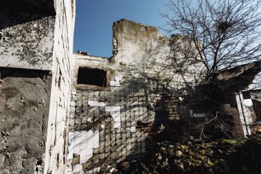 Yıkık bina denize yakın