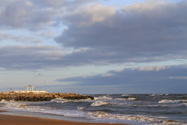 Mare Con Onde Contro Cielo Nuvoloso — Foto Stock