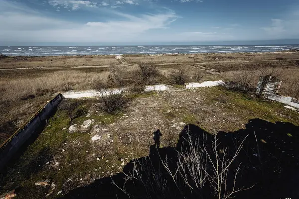 Yıkık bina denize yakın