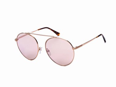 Beyaz arka plan üzerinde izole pembe lensler ile güneş gözlüğü