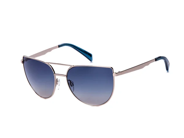 白い背景に分離された青いレンズのサングラス — ストック写真