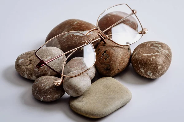 Die Modische Metallumrandete Brille Liegt Auf Den Steinen Auf Weißem — Stockfoto