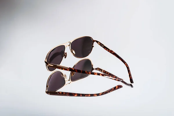 Solglasögon Med Mörka Glasögon Spegel Bakgrund — Stockfoto