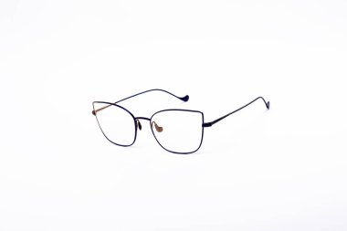 Gözlük ile izole bir beyaz zemin üzerine şık bir çerçeve içinde şeffaf gözlük