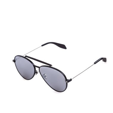 Yalıtılmış bir beyaz arka planda gri gözlük güneş gözlüğü