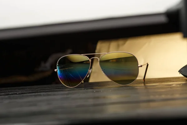 Gafas Sol Aviadores Con Lentes Color Espejadas Hechas Vidrio Una — Foto de Stock