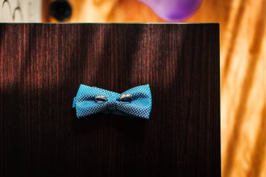 Alyans damat kelebek ahşap masa üzerinde üzerinde