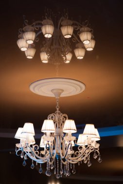 Tavanda güzel bir avize