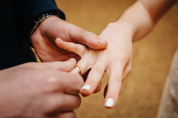 Der Bräutigam Legt Der Braut Den Ring Den Finger — Stockfoto