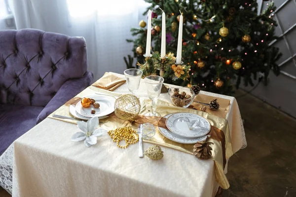 Dekorierter Tisch Mit Kerzen Auf Dem Hintergrund Eines Geschmückten Weihnachtsbaums — Stockfoto