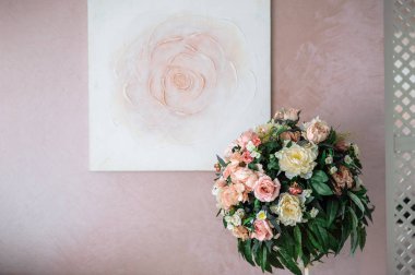 buket sarı ve pembe bir gül pembe bir duvar resminin arka planı