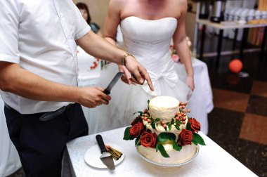 Gelin ve damat düğün pastasını kesti.