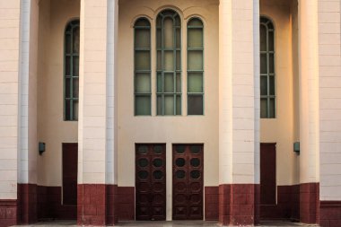 yüksek pencere ve kapı ile eski bina