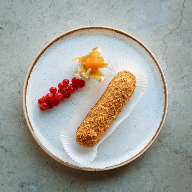 pasta pasta bir plaka üzerinde narenciye ile dekore edilmiş ve çilek