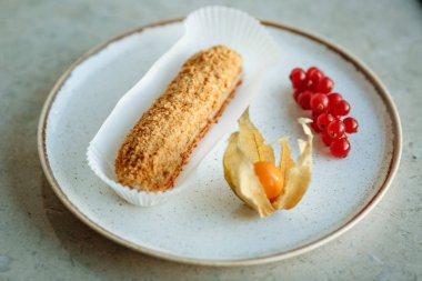 pasta pasta bir plaka üzerinde narenciye ile dekore edilmiş ve çilek