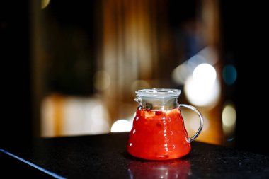 çilek ve bir sürahi içinde meyve ile limonata