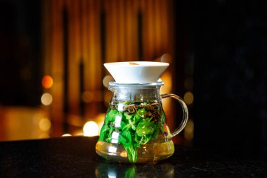 Mojito bir sürahi karanlık bir tablo içinde