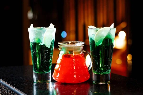 Kruik Met Vrucht Limonade Glazen Met Een Cocktail — Stockfoto