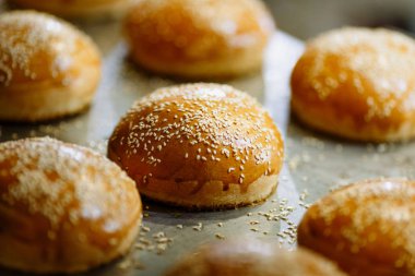 Susam çörek Metalik arka plan üzerinde yakın çekim