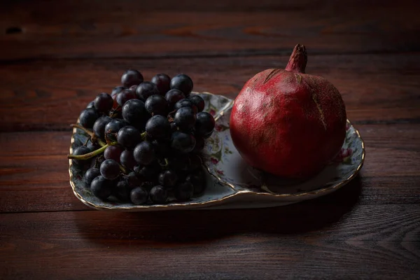 Früchte Auf Einem Teller Trauben Und Granatapfel — Stockfoto