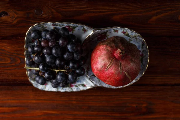 Früchte Auf Einem Teller Trauben Und Granatapfel — Stockfoto