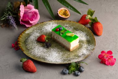 Bambu cheesecake bir yeşil plaka ve meyve