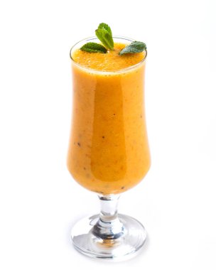 Portakallı gazoz uzun bir bardak izole bir beyaz zemin üzerine nane yaprağı ile dekore edilmiş