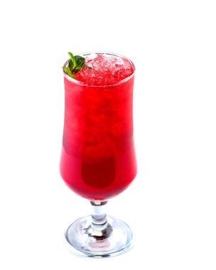 Nane izole bir beyaz zemin üzerine kırmızı kokteyl uzun bir bardak buz ile süslenmiş