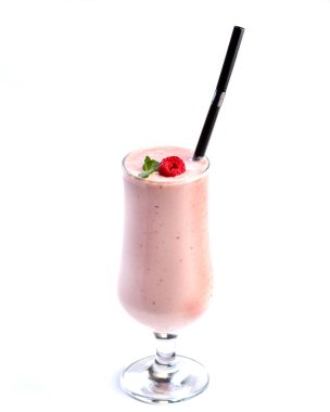 Meyve ve meyve yüzlü Ahududu ve izole bir beyaz zemin üzerine nane ile dekore edilmiş uzun bir bardak pembe