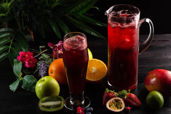 Limonádét Blueberry Blackberry Egy Korsó Üveg Gyümölcs Sötét Fából Készült — Stock Fotó