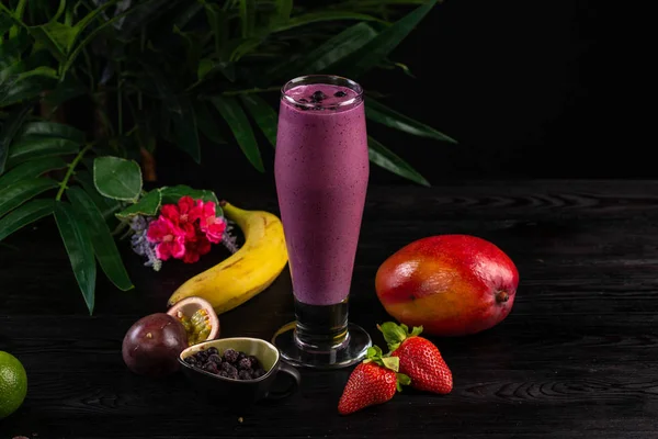 Cocktail Com Frutas Bagas Copo Alto Fundo Madeira Escura — Fotografia de Stock
