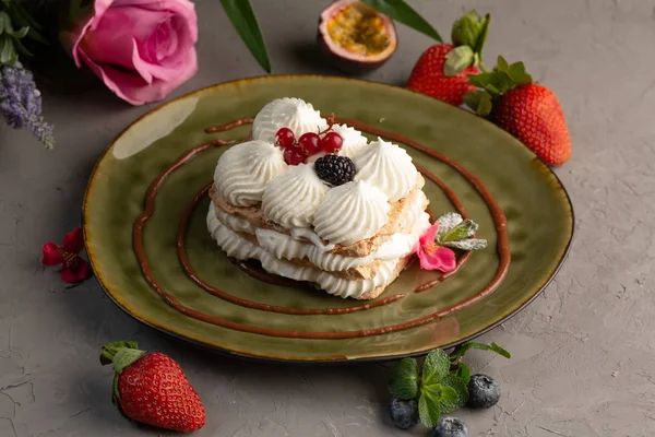 Kuchen Mit Schlagsahne Und Beeren Auf Einem Grünen Teller — Stockfoto