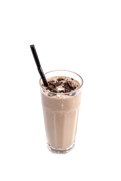 分離の白い背景の上のチョコレートで飾られたストローで背の高いグラスにミルク チョコレート カクテル — ストック写真