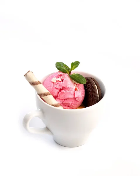 Gelato Decorato Con Menta Dolci Una Tazza Uno Sfondo Bianco — Foto Stock